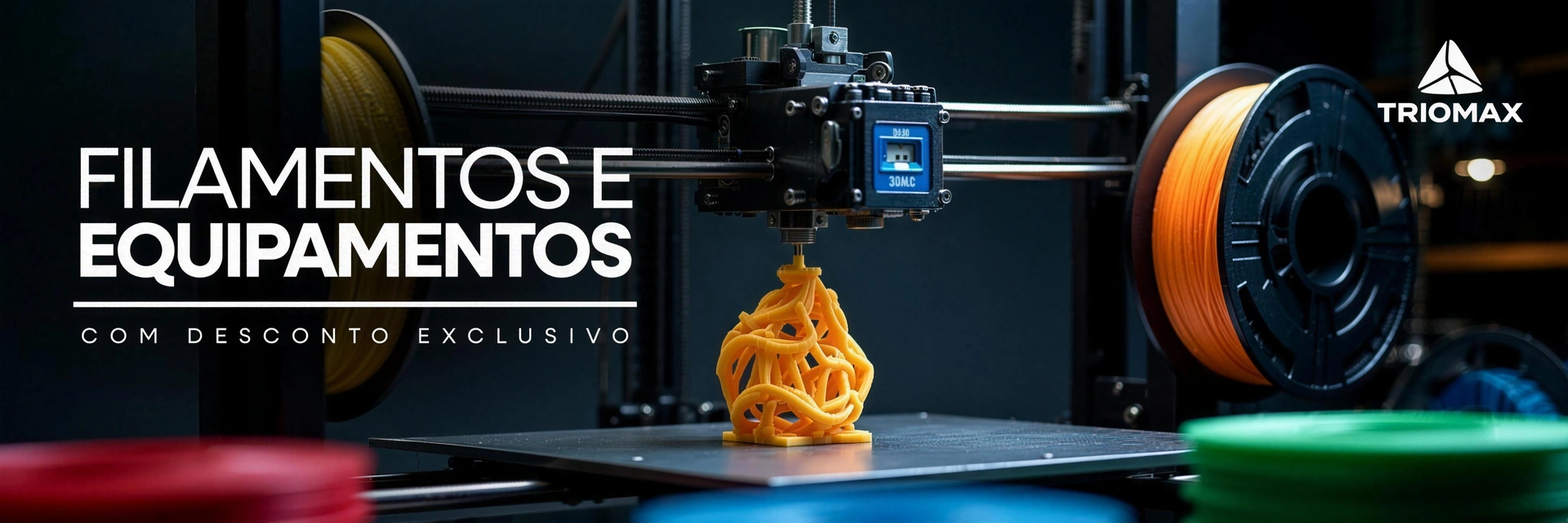 Banner Triomax: impressora 3D imprimindo uma peça laranja, com carretéis ao redor — filamentos e equipamentos com desconto exclusivo