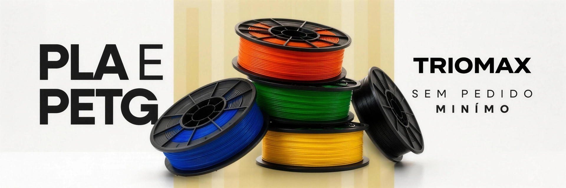 Banner Triomax: carretéis de filamento laranja, verde, azul, amarelo e preto empilhados sobre fundo bege — PLA e PETG sem pedido mínimo