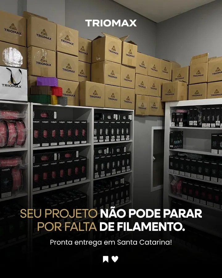 Estoque da Triomax com prateleiras de filamentos e caixas da marca empilhadas